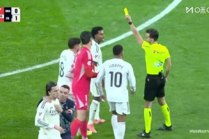 彻底失控！卡雷拉斯抗议被红牌罚下，随后又两人染黄+替补席红牌